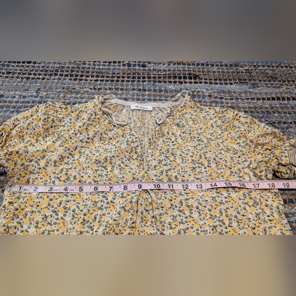 Yellow Ditsy Floral Top M 100% Rayon V-neck Cap Puff Sleeve Cottagecore - Picture 4 of 6